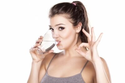 Gadis minum air bersih