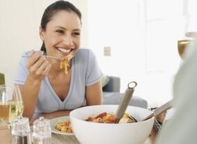 Gadis itu makan