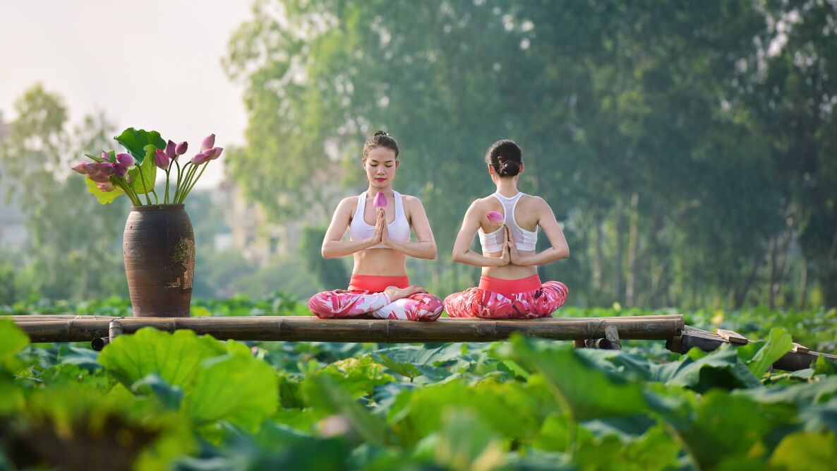 Gadis di Lotus Pose